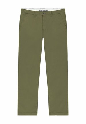 Pantalones chinos verde oliva de pierna recta con bolsillos laterales, trabillas para cinturón, cierre de botón y etiqueta visible "Leasures by Lee" en la pretina.
