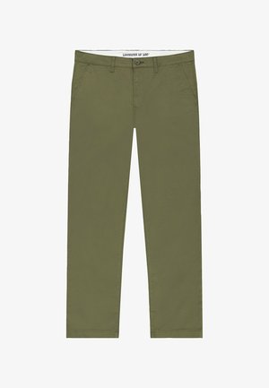 Pantalones chinos verde oliva de pierna recta con bolsillos laterales, trabillas para cinturón, cierre de botón y etiqueta visible "Leasures by Lee" en la pretina.