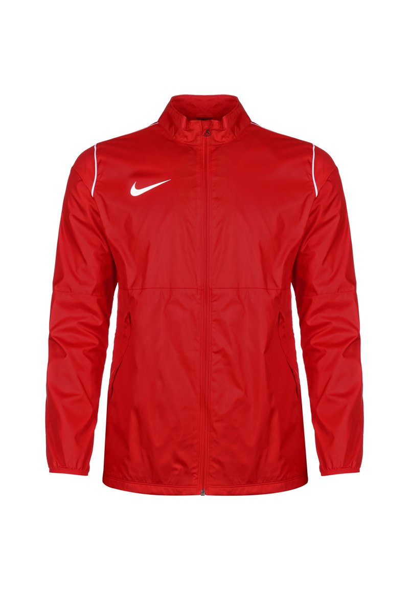 Veste Nike rouge avec une fermeture éclair complète, un col haut, des accents blancs sur les épaules et des poches latérales, fabriquée en tissu léger et lisse.