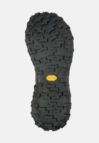 Musta kumipohja, jossa on syviä, viistoja uria pidon varmistamiseksi. Varustettu keltaisella Vibram-logolla. Teksturoitu pinta, jossa on vaihtelevaa kuviota.