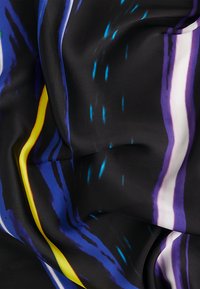 Tessuto setoso con uno sfondo nero e linee astratte di colore blu vivido, viola, bianco e giallo, creando una texture visiva dinamica.