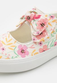 Bloemrijke canvas sneaker met een witte rubberen zool. Kenmerkt zich door een meerkleurig bloemenpatroon, een strikaccent en een mesh interieur voor ademend vermogen.