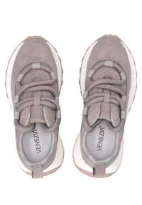 Graue Wildledersneaker mit einer dicken weißen Sohle, ausgestattet mit grauen elastischen Schnürsenkeln und einem weichen Innenfutter. Markenlogo auf der Innensohle sichtbar.