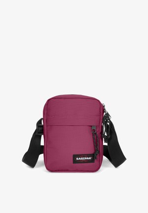 Torba na ramię Eastpak w głębokim burgundowym kolorze, wykonana z trwałego materiału, z zamykanym na zamek głównym przegródką i regulowanym czarnym paskiem.