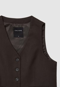Brauner Fischgrät-Westen mit V-Ausschnitt, ausgestattet mit vier schwarzen Knöpfen und einer schlichten Innenauskleidung; Markenlabel "CALLIOPE" sichtbar.