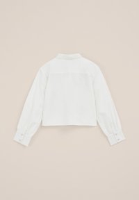 Biela košeľa s dlhým rukávom, s gombíkovými manžetami a klasickým golierom, vystavená na béžovom pozadí, pričom je vidieť zadnú stranu.