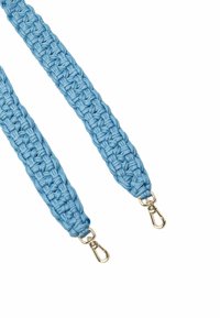 Sangle tissée bleue en matériau textile, avec un design tressé et des fermoirs en métal à chaque extrémité. Texture lisse et forme flexible.