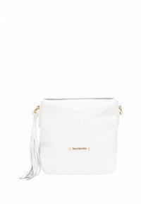 Vit läder crossbody-väska med guldfärgad hårdvara, en dekorativ frans och präglad logotyp. Fyrkantig form med en slät textur.