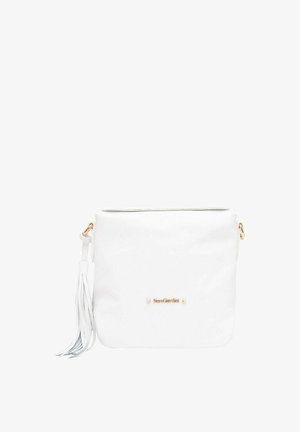 Borsa a tracolla bianca in pelle con hardware dorato, un tassello decorativo e logo impresso. Forma quadrata con una texture liscia.