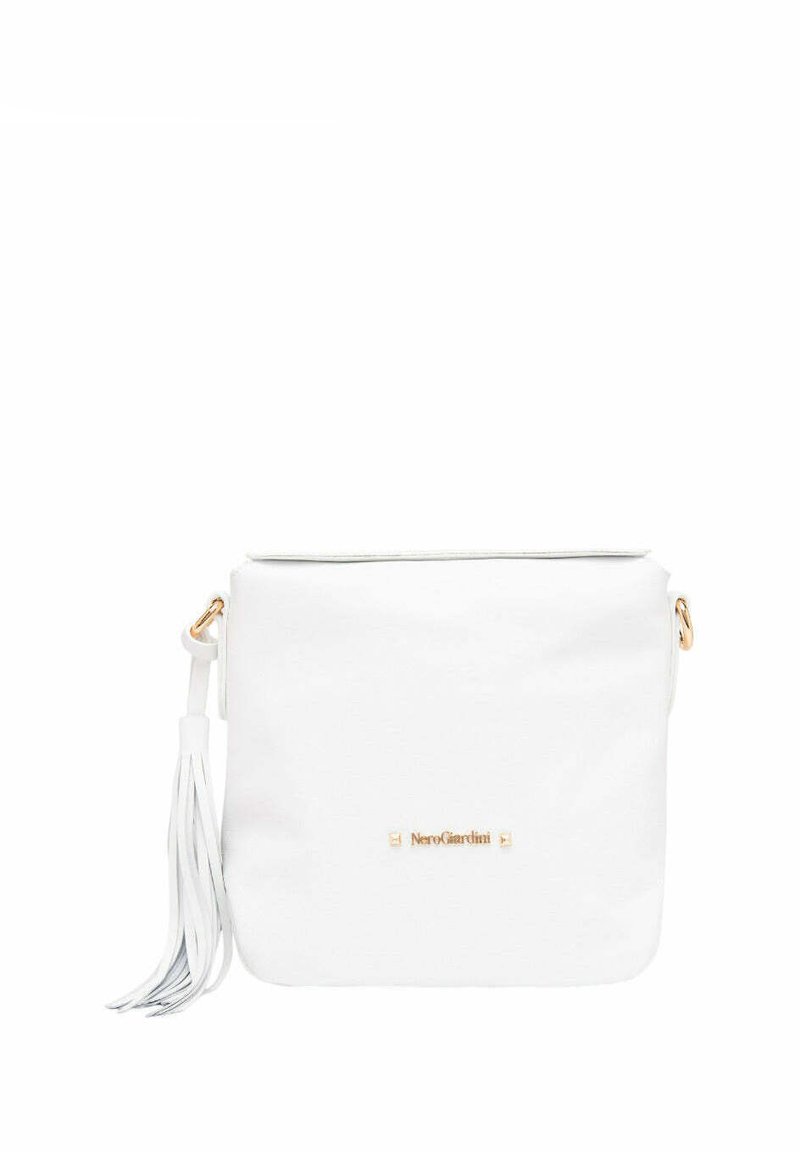 Vit läder crossbody-väska med guldfärgad hårdvara, en dekorativ frans och präglad logotyp. Fyrkantig form med en slät textur.