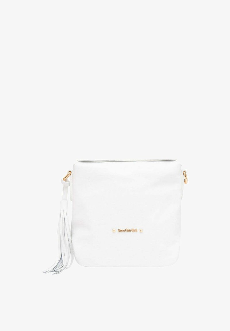 Borsa a tracolla bianca in pelle con hardware dorato, un tassello decorativo e logo impresso. Forma quadrata con una texture liscia.