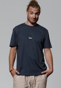 Marineblauwe katoenen T-shirt met korte mouwen en een ronde halslijn, met daarop het woord "Nope." in het wit gedrukt aan de voorkant.