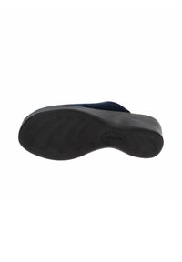 Suola in gomma nera di una scarpa, caratterizzata da una superficie liscia con scanalature per una migliore aderenza e una forma arrotondata nella punta.