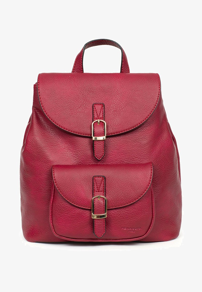 Rode leren rugzak met een textuurafwerking, voorzien van een ronde klep, twee gespsluitingen en een voorkantvak. Dubbele handvatten aan de bovenkant.