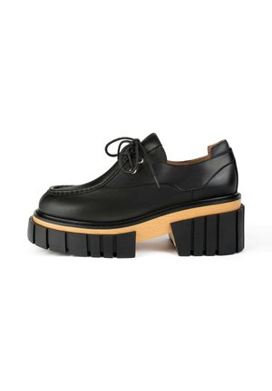 Scarpa nera in pelle con punta rotonda, design con lacci, chunky in legno e suola in gomma nera spessa con scanalature verticali.