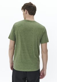 Tricou verde cu mânecă scurtă, realizat dintr-un material moale și texturat. Gât rotund, croială lejeră, cu cusături vizibile și fără elemente de design proeminente.