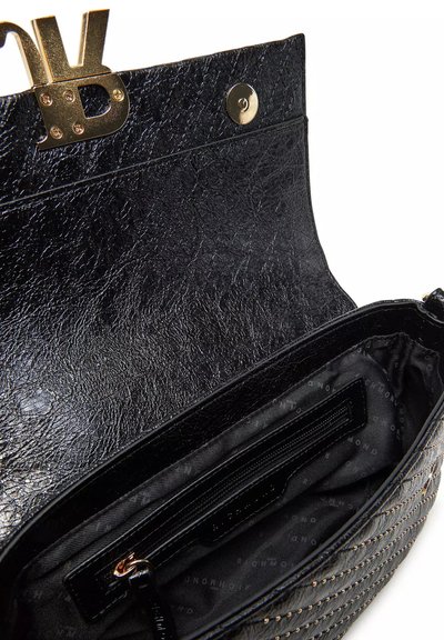 Bolso de cuero negro texturizado con herrajes dorados, que cuenta con un cierre de imán y un bolsillo interior con cremallera forrado con tela de logotipo.