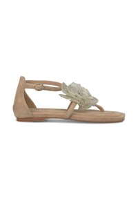 Tan suède sandaal met een platte zool, voorzien van een decoratieve stoffen bloem in zilver en beige op de band, en een verstelbare enkelgesp.
