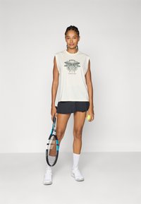 ASICS GAME SEASONAL GRAPHIC TOP - Sports T-shirt - cream
