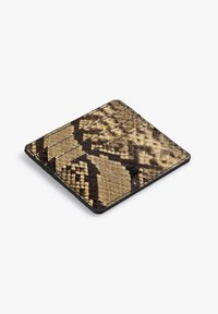 Tarjetero con patrón de serpiente en tonos beige y marrón, con cuero texturizado, cuatro ranuras para tarjetas y un acento en hardware negro.