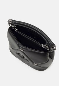 Černá prošívaná kožená kabelka se stříbrným kováním, horním uchy a řetízkovým popruhem, obsahující vnitřní kapsu na zip a detail s logem.