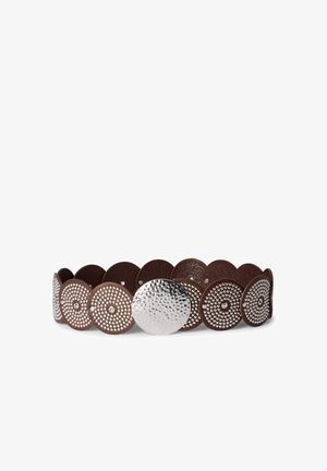 Cintura in pelle marrone con dischi metallici circolari con finitura argentata martellata e dettagli borchiati, creando un design testurizzato.