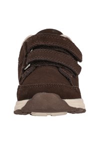 Brauner Wildlederschuh mit drei Klettverschlüssen, einer gepolsterten Sohle und einer strukturierten Gummisohle für guten Halt. Vorderansicht, runder Zehenbereich.