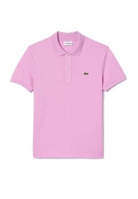 Světle růžová polo tričko Lacoste vyrobené z bavlny, s límečkem, třemi knoflíky a malým zeleným krokodýlem na levé straně hrudi.