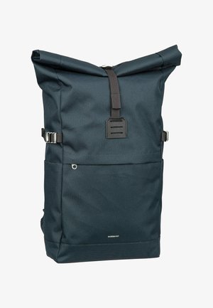 Zaino roll-top nero con tasca anteriore, fibbie laterali e chiusura con tracolla superiore, realizzato in tessuto resistente con piccolo logo del brand al centro in basso.