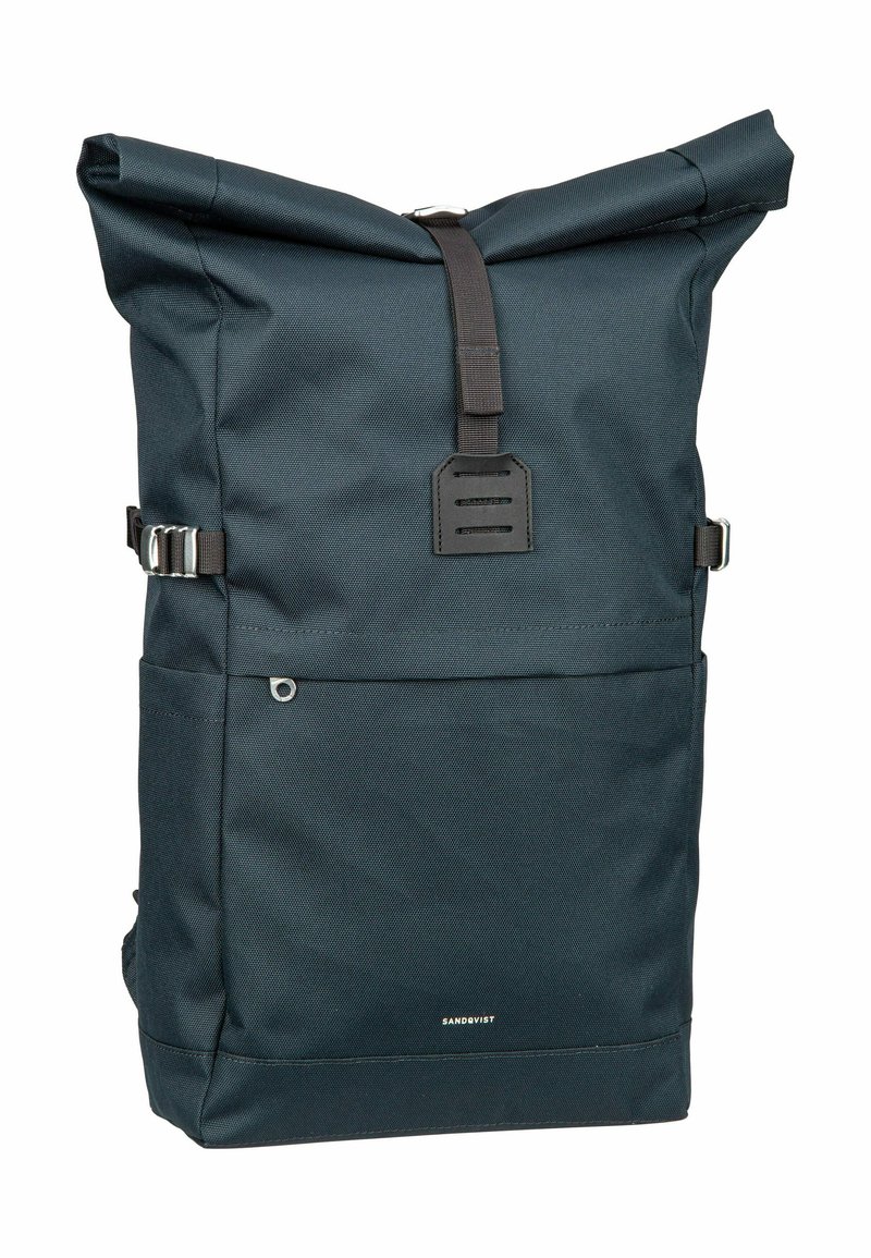 Zaino roll-top nero con tasca anteriore, fibbie laterali e chiusura con tracolla superiore, realizzato in tessuto resistente con piccolo logo del brand al centro in basso.