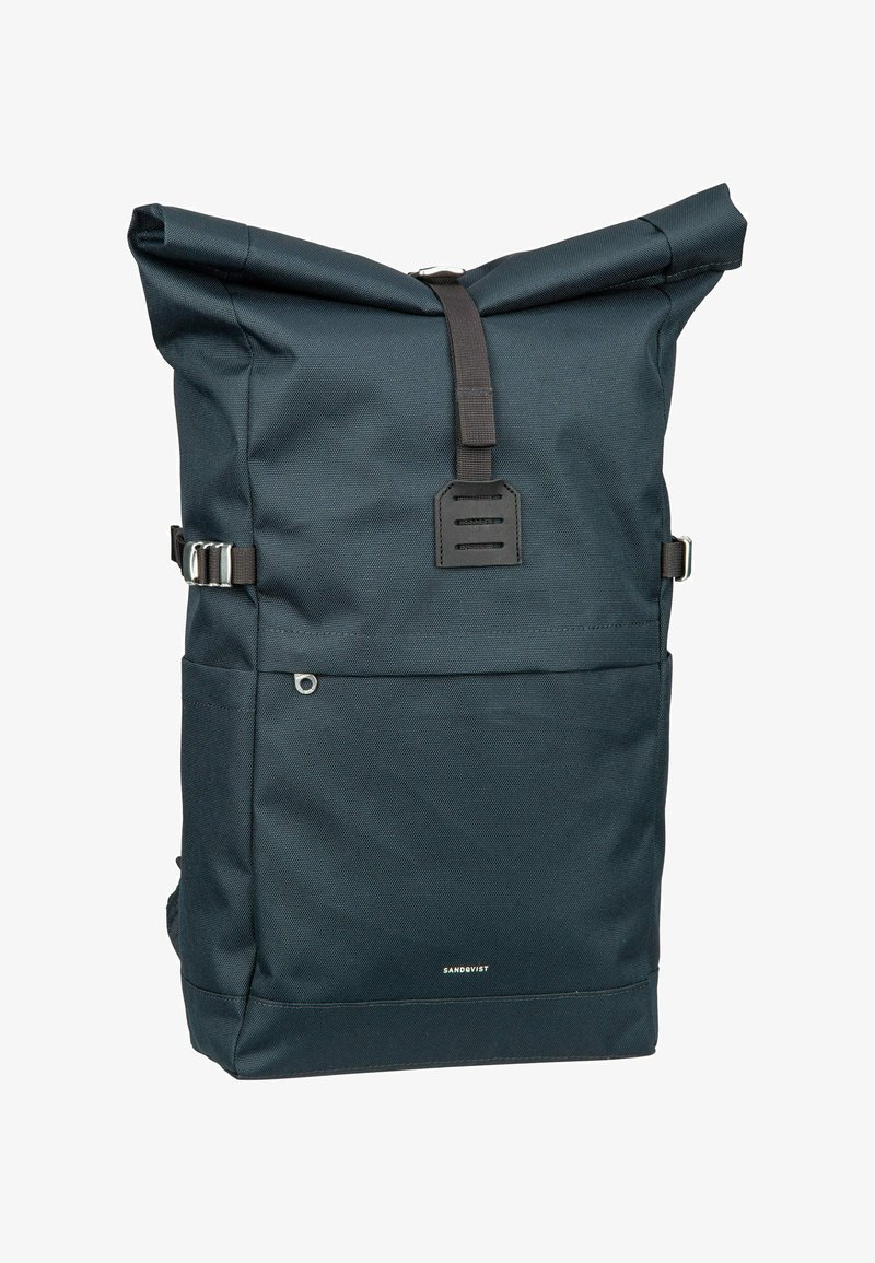 Mochila negra de tipo roll-top con bolsillo frontal, hebillas laterales y cierre de correa en la parte superior, fabricada con material duradero y con un pequeño logo de la marca en el centro inferior.