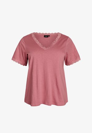 Krótka bluzka w kolorze pudrowego różu z krótkim rękawem, wykończona koronką z falbanką na dekolcie w kształcie litery V oraz na brzegach rękawów, wykonana z miękkiego, lekkiego materiału.