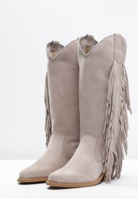 Kentucky's Western Botas camperas - sand