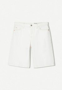 Bílé džínové šortky s rovnými nohavicemi, zapínáním na knoflíky, designem s pěti kapsami a kontrastními švy. Bez viditelných vzorů.