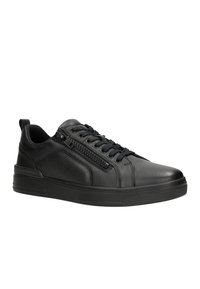 Sneaker in pelle nera con finitura testurizzata, dotate di lacci e tasca con zip sul lato. Suola in gomma nera solida.