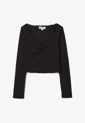 Zwarte lange mouwen crop top gemaakt van zachte stof, met een geschulpte V-halslijn en geplooid detail aan de voorkant.