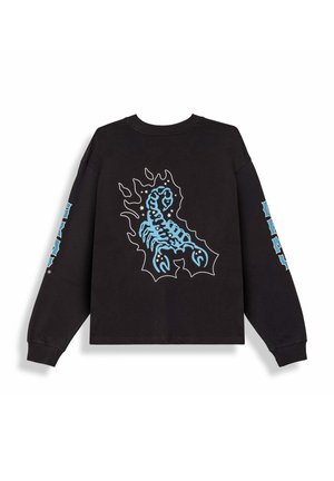 Camiseta negra de manga larga con un diseño de escorpión azul rodeado de llamas blancas en la espalda y texto azul en ambas mangas.