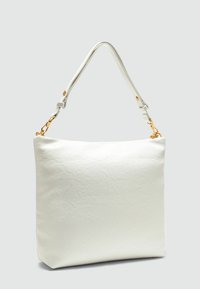 Witte faux leren handtas met een gladde textuur, een rechthoekige vorm en een enkele verstelbare schouderriem met gouden accenten.