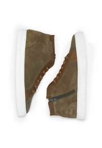Baskets montantes en suede olive et avec des accents en cuir marron, dotées d'une semelle en caoutchouc blanche et d'un détail de fermeture éclair sur le côté.