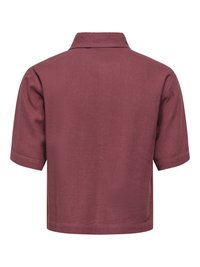 Kortærmet, croppet vinrød skjorte med flad krave, vist bagfra mod hvid baggrund.