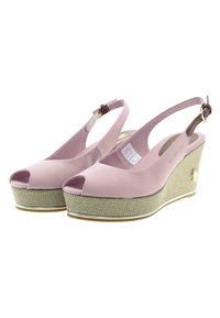 Růžové syntetické slingback wedge sandály s otevřenou špičkou, texturovanou tkanou platformou a malým zlatým akcentem na pásku kolem paty.