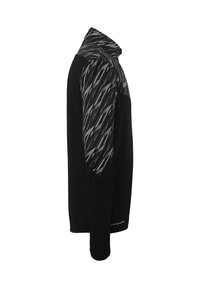 Sort fleece pullover med højt krave, der har en tekstureret grå mønstret overarm og skuldersektion. Glat stof hele vejen igennem.