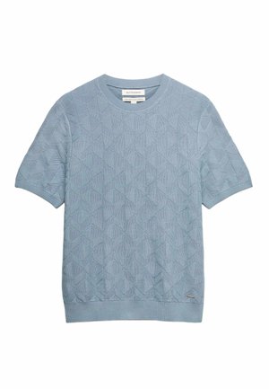 Lichtblauwe gebreide trui met korte mouwen, geometrisch verhoogd chevronpatroon en ronde halslijn.