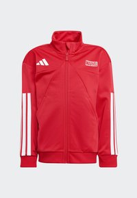 Rode sportjack met een hoge kraag, ritssluiting aan de voorkant, witte Adidas-strepen op de mouwen en een Marvel-logo op de borst. Gladde stofstructuur.