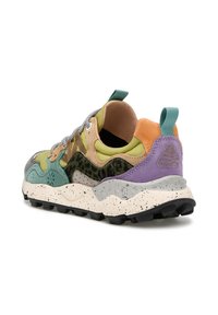 Baskets multicolores fabriquées à partir d'un mélange de matériaux, y compris du daim et du mesh, avec une semelle intermédiaire mouchetée et une semelle extérieure texturée avec des rainures profondes.