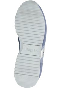 Podeszwa buta z jasnoszarym gumowym wykończeniem, z poziomymi rowkami oraz logo wytłoczonym na łuku. Górna część jest z niebieskiego zamszu.
