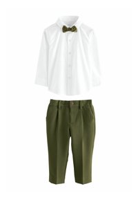 Chemise blanche à manches longues avec un nœud papillon vert olive et un pantalon habillé vert olive assorti pour un enfant.