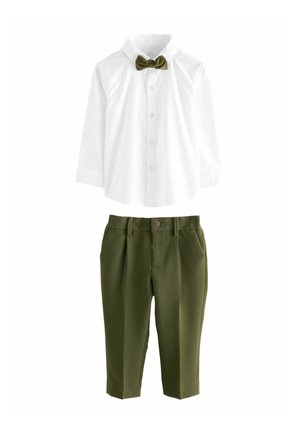 Chemise blanche à manches longues avec un nœud papillon vert olive et un pantalon habillé vert olive assorti pour un enfant.