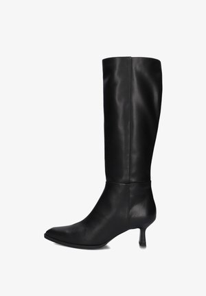 Zwarte kniehoge laarzen van glad leer met een spitse neus en een slanke, korte hak. Beschikt over een minimalistisch ontwerp zonder versieringen.