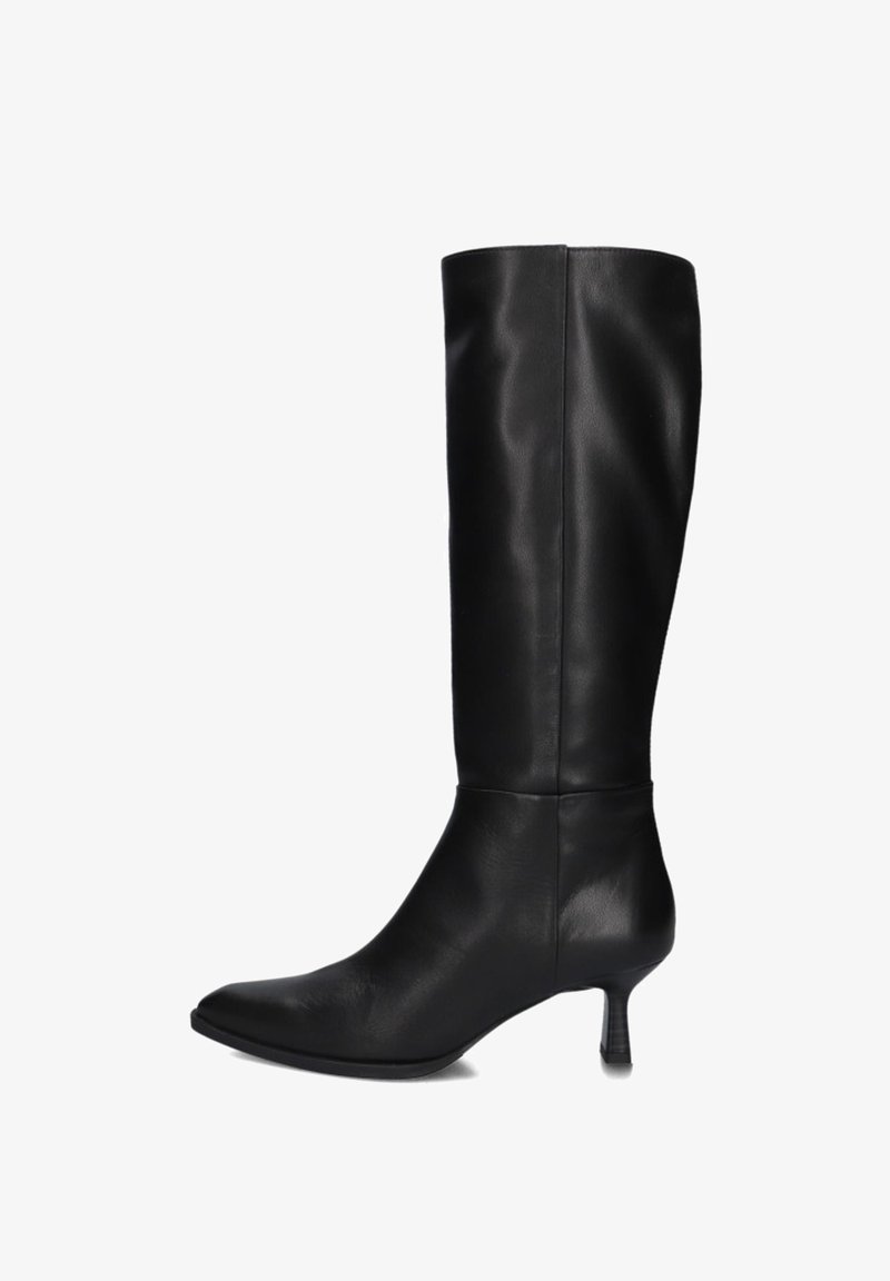 Zwarte kniehoge laarzen van glad leer met een spitse neus en een slanke, korte hak. Beschikt over een minimalistisch ontwerp zonder versieringen.
